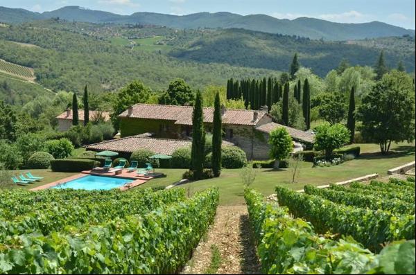 Large and spacious property located in the heart of the Chianti region, a few kilometres f