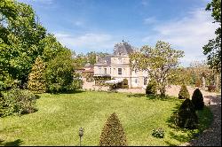 Splendid castle in its 27-hectare setting in a strategic location.