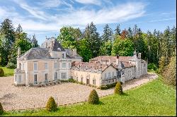 Splendid castle in its 27-hectare setting in a strategic location.