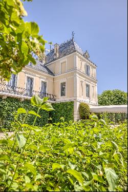 Splendid castle in its 27-hectare setting in a strategic location.