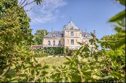 Splendid castle in its 27-hectare setting in a strategic location.