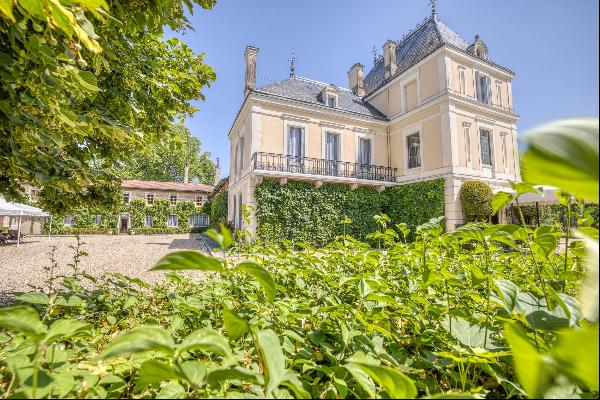 Splendid castle in its 27-hectare setting in a strategic location.