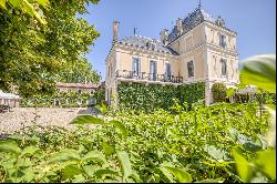 Splendid castle in its 27-hectare setting in a strategic location.