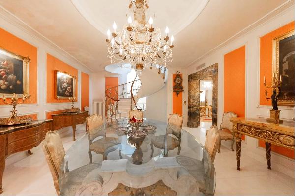 Luxury building in the heart of Rome, between the Spanish Steps and the Trevi Fountain