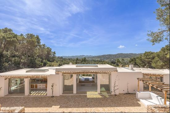 Blakstad designed Finca with land and splendid views over the valley.