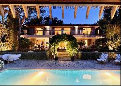 Villa with pool, Mediterranean garden and Bali style lounge area in Sol de Mallo