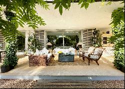 Villa with pool, Mediterranean garden and Bali style lounge area in Sol de Mallo