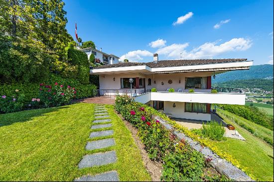 Villa with lake view and dependance