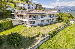 Villa with lake view and dependance