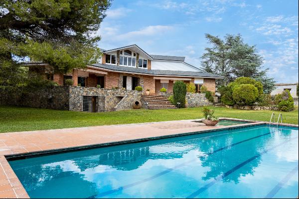 Magnificent property with large garden and swimming pool near the golf course.