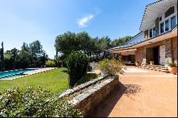 Magnificent property with large garden and swimming pool near the golf course.