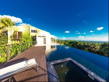 Wonderful modern house with views over the mango orchard.