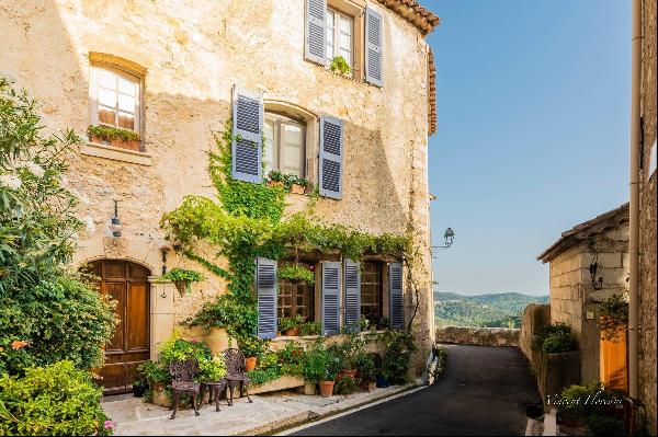 In the heart of Var, this idyllic village house for sale in Bargemon, with terraces and un