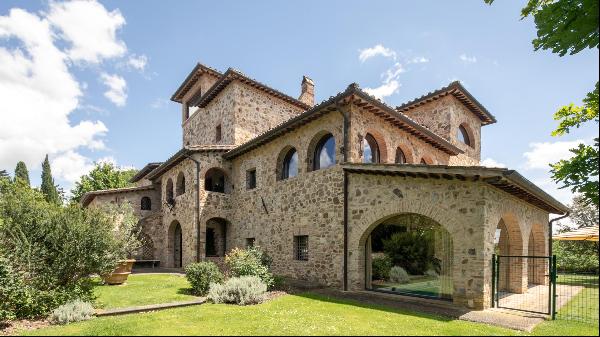 An immaculately restored villa in fantastic Chianti countryside