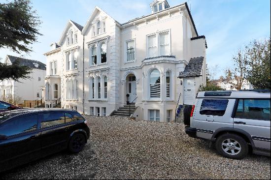 A luxury upper ground floor apartment close to the Bath Road. GL53