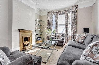 A wonderfully refurbished period house of 1800sq ft set in a quiet street offering a priva