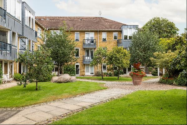 A well proportioned, 1 bedroom apartment For Sale in Chelsea, SW10.