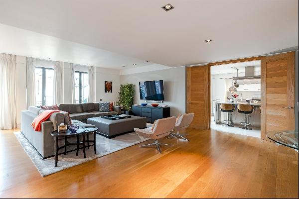 An exceptional three bedroom lateral apartment with private balcony and parking, for sale 