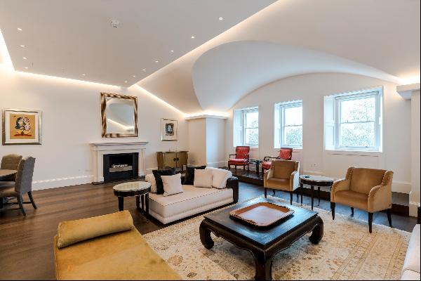A lateral 4 double bedroom apartment with views over Hyde Park, W2