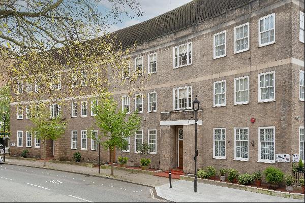 An impressive 5-6 bedroom house with a garden for sale in the Hyde Park Estate, W2