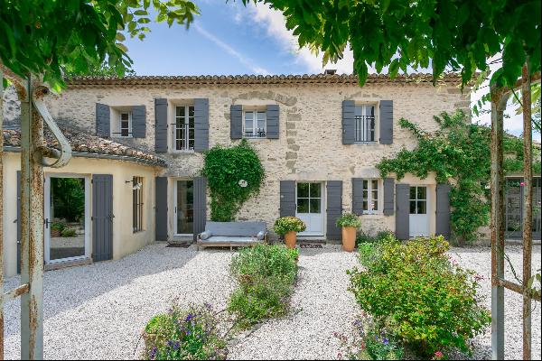 Beautiful stone farmhouse located in Saumane de Vaucluse, near L'Isle sur la Sorgue, on a 