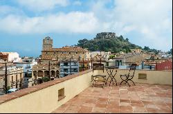 Extraordinary renovated townhouse with panoramic views in Begur