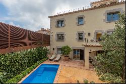 Extraordinary renovated townhouse with panoramic views in Begur