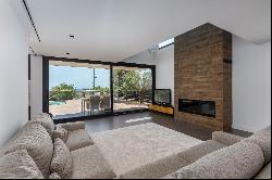 Investor Special: Spectacular modern house in profitability with sea views