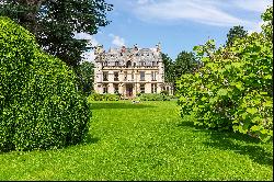 Giverny – A remarkable 19th century Neo Gothic chateau in 27 hectares. With annexes, a sw