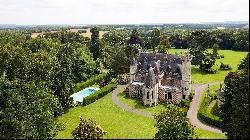 Giverny – A remarkable 19th century Neo Gothic chateau in 27 hectares. With annexes, a sw