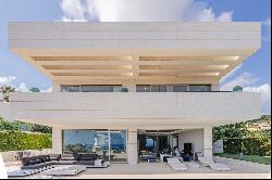 Modern villa with extraordinary ocean, golf and city views