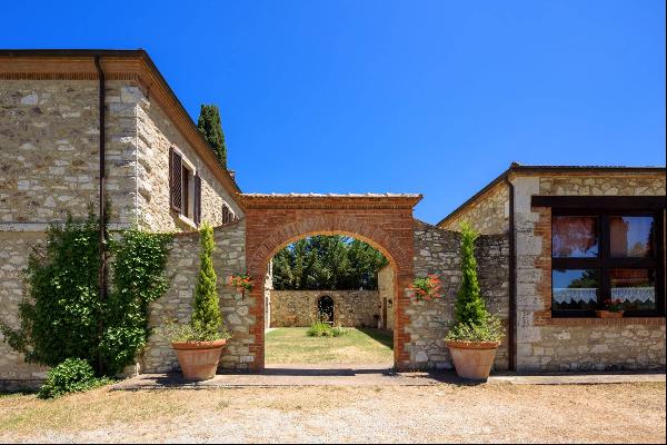 Historical country house in the heart of Crete Senesi with pool