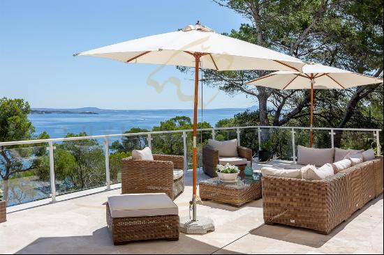 Exclusive villa with direct sea access and fantastic views to the bay of Palmanova and Pa