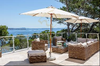 Exclusive villa with direct sea access and fantastic views to the bay of Palmanova and Pa