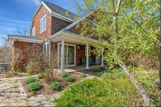 A Gorgeous Traditional Hamptons Shingle style beach house located in the Amagansett Dunes 