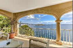 Well kept classical style villa in first sea line with sea access