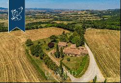 Wonderful farmstead with old farmhouses and 80 hectares of grounds in the Tuscan countrysi