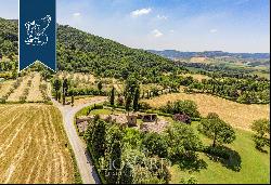 Wonderful farmstead with old farmhouses and 80 hectares of grounds in the Tuscan countrysi