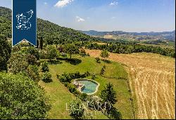 Wonderful farmstead with old farmhouses and 80 hectares of grounds in the Tuscan countrysi