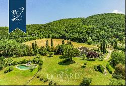 Wonderful farmstead with old farmhouses and 80 hectares of grounds in the Tuscan countrysi