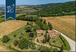 Wonderful farmstead with old farmhouses and 80 hectares of grounds in the Tuscan countrysi