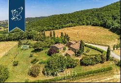 Wonderful farmstead with old farmhouses and 80 hectares of grounds in the Tuscan countrysi