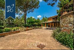 Luxurious panoramic villa with vineyard and olive grove in the heart of Tuscany