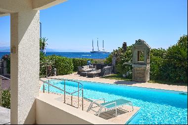 For sale, a luxury seafront property in Cap d'Antibes - panoramic sea views