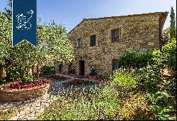 Charming, typically-Tuscan farmhouse for sale between Florence and Siena