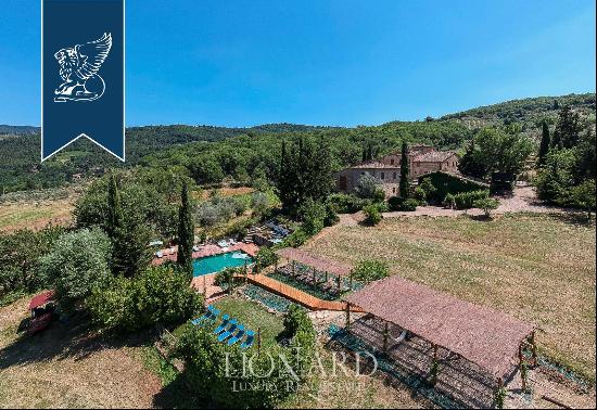 Charming, typically-Tuscan farmhouse for sale between Florence and Siena