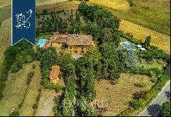 16th-century estate with stables and two pools a few kilometres from Arezzo