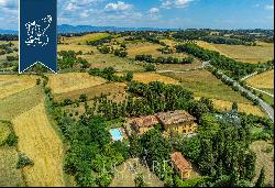 16th-century estate with stables and two pools a few kilometres from Arezzo