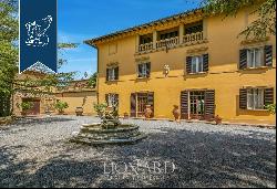 16th-century estate with stables and two pools a few kilometres from Arezzo