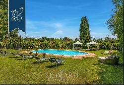 16th-century estate with stables and two pools a few kilometres from Arezzo